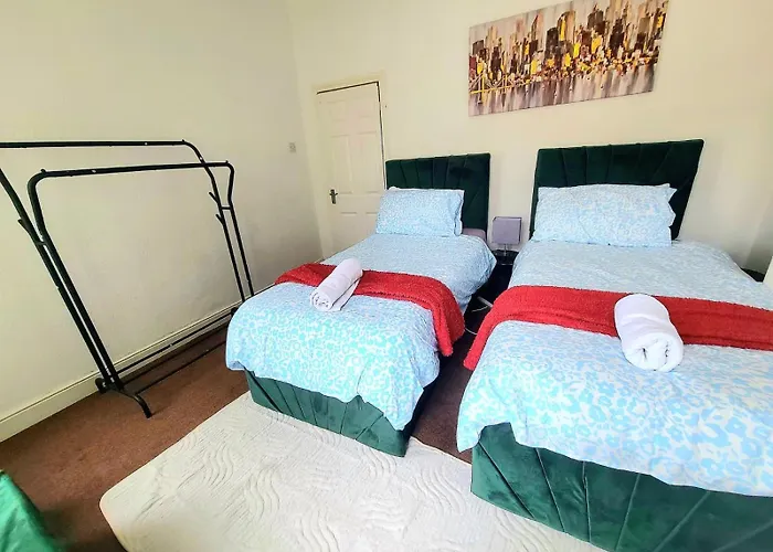 Business Friendly 2br House Sleeps 5, Wi-fi, Workspace & Free Parking Holiday home Manchester