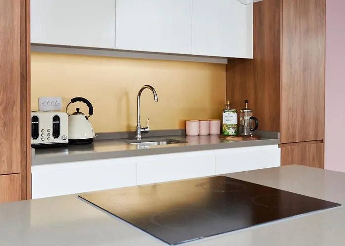 Large 5 Bedroom House 6 Beds Ideal For Contractors Manchester