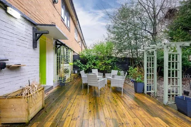 Holiday home The Secret Garden Retreat With Hot Tub