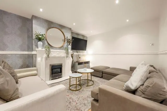 Holiday home The Secret Garden Retreat With Hot Tub *