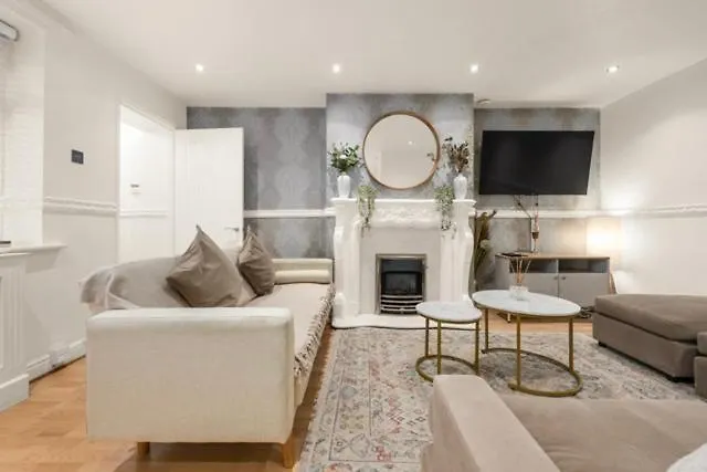 Holiday home The Secret Garden Retreat With Hot Tub Manchester