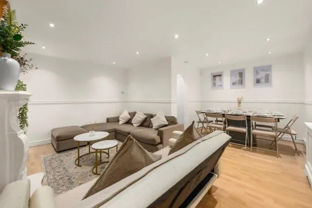 The Secret Garden Retreat With Hot Tub * Manchester