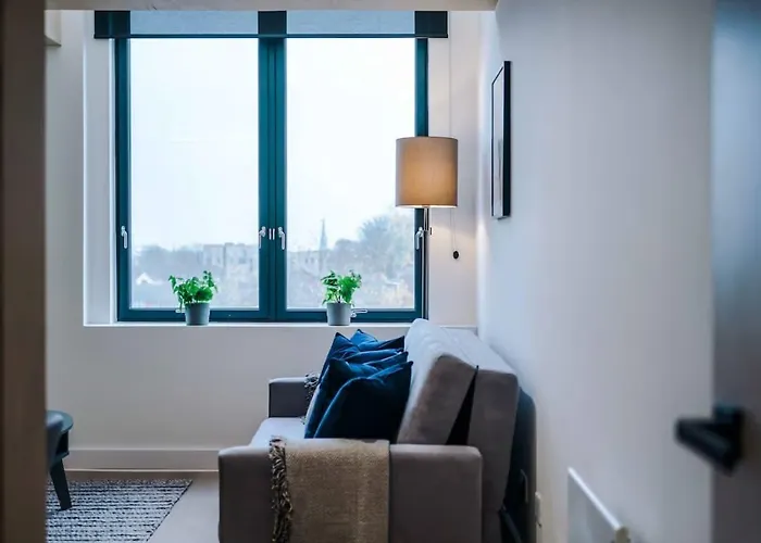 Modern Spacious Sleeps 5 Free High-speed Wi-fi *