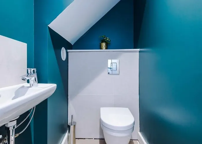 Modern Spacious Sleeps 5 Free High-speed Wi-fi *