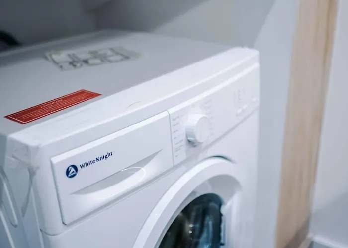 Modern Spacious Sleeps 5 Free High-speed Wi-fi Apartman