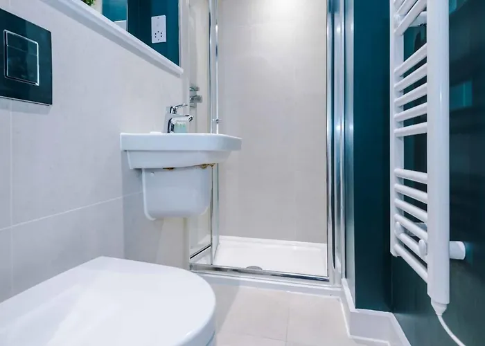 Modern Spacious Sleeps 5 Free High-speed Wi-fi Apartment