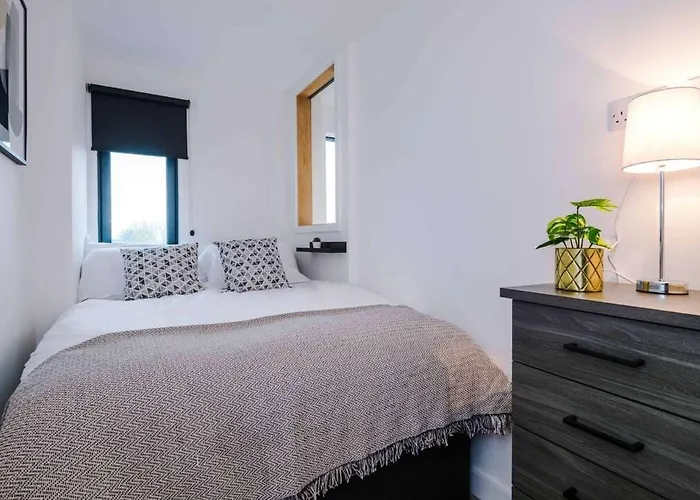 Modern Spacious Sleeps 5 Free High-speed Wi-fi Apartment Manchester