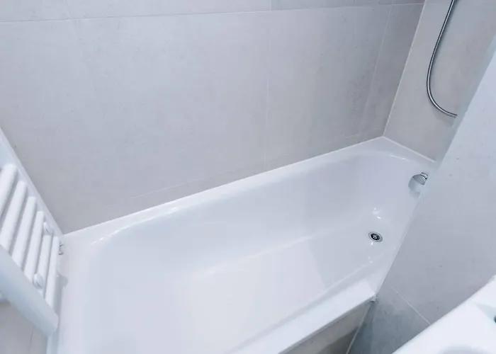 Modern Spacious Sleeps 5 Free High-speed Wi-fi