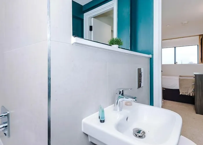 Modern Spacious Sleeps 5 Free High-speed Wi-fi Apartman *