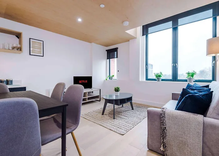 Modern Spacious Sleeps 5 Free High-speed Wi-fi