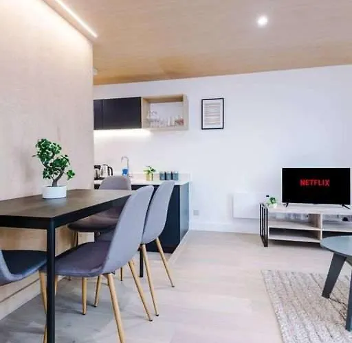 Daire Modern Spacious Sleeps 5 Free High-speed Wi-fi *