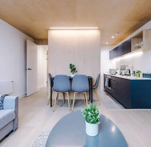 Modern Spacious Sleeps 5 Free High-speed Wi-fi Manchester