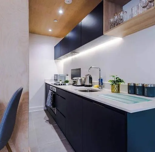 Modern Spacious Sleeps 5 Free High-speed Wi-fi * Manchester