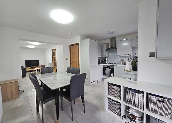 펜션 Near Old Trafford Modern 4br House For 7 Guests *