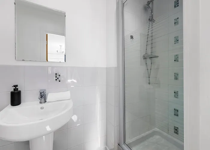 Luxury 4 Bed Home, Garden, Parking, 3 Baths Nyaraló *