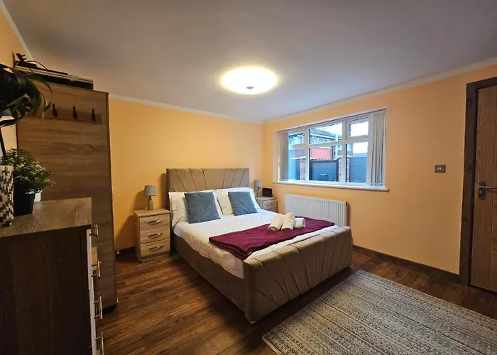 Near Old Trafford Modern 4br House For 7 Guests