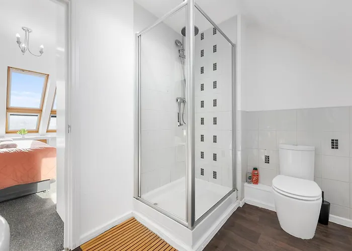 Luxury 4 Bed Home, Garden, Parking, 3 Baths Nyaraló Manchester