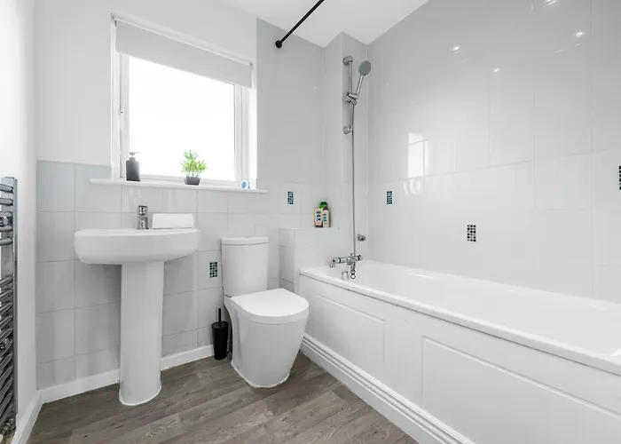 Luxury 4 Bed Home, Garden, Parking, 3 Baths Tatil Evi Manchester