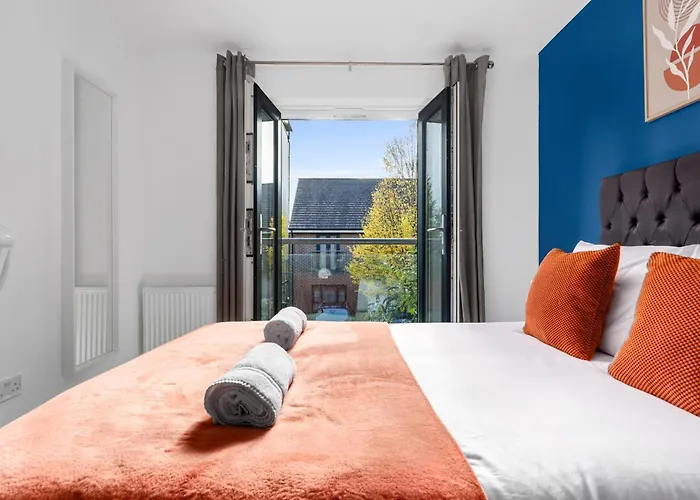 Luxury 4 Bed Home, Garden, Parking, 3 Baths Nyaraló Manchester