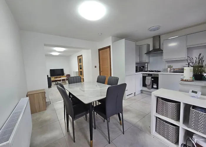Near Old Trafford Modern 4br House For 7 Guests بيت للعطل