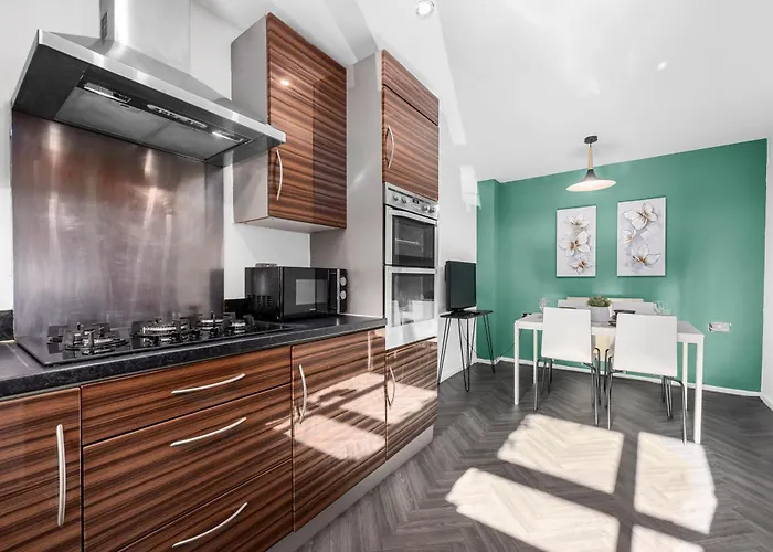 Tatil Evi Luxury 4 Bed Home, Garden, Parking, 3 Baths *