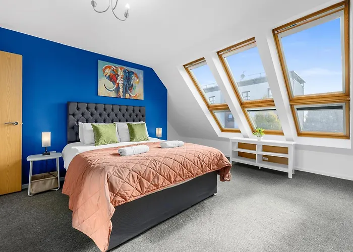 Luxury 4 Bed Home, Garden, Parking, 3 Baths Tatil Evi