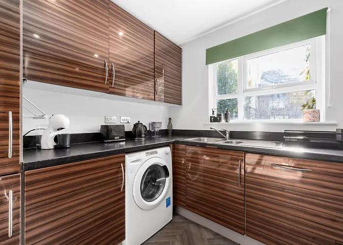 Luxury 4 Bed Home, Garden, Parking, 3 Baths * Manchester