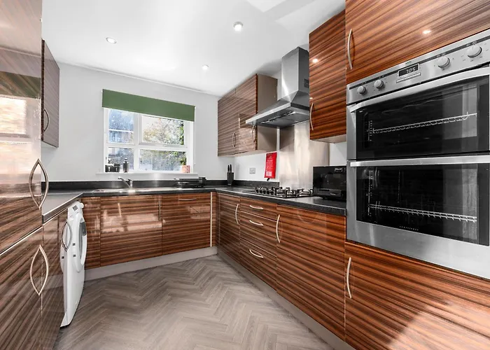 Luxury 4 Bed Home, Garden, Parking, 3 Baths Nyaraló Manchester