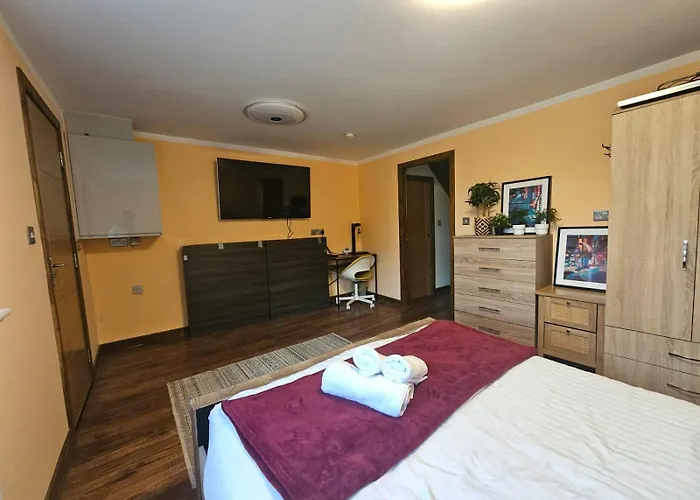 Near Old Trafford Modern 4br House For 7 Guests بيت للعطل