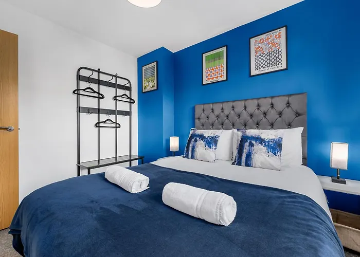 Luxury 4 Bed Home, Garden, Parking, 3 Baths *