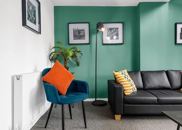 Luxury 4 Bed Home, Garden, Parking, 3 Baths