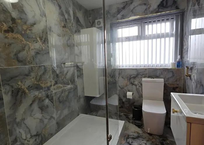 Near Old Trafford Modern 4br House For 7 Guests