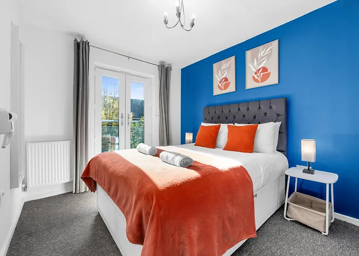 Luxury 4 Bed Home, Garden, Parking, 3 Baths Tatil Evi Manchester