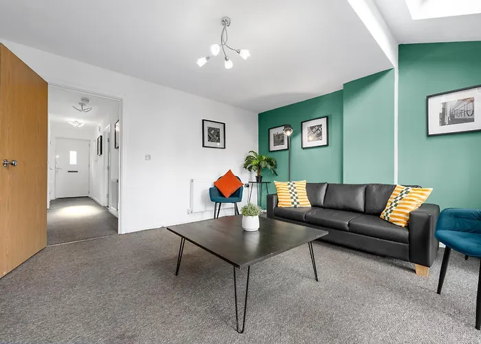 Luxury 4 Bed Home, Garden, Parking, 3 Baths *