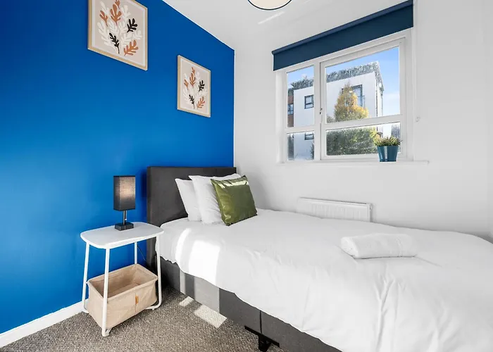 Tatil Evi Luxury 4 Bed Home, Garden, Parking, 3 Baths Manchester