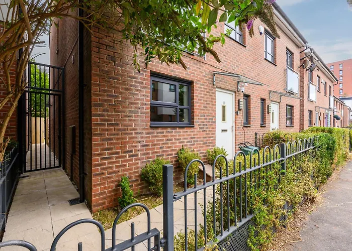 Luxury 4 Bed Home, Garden, Parking, 3 Baths