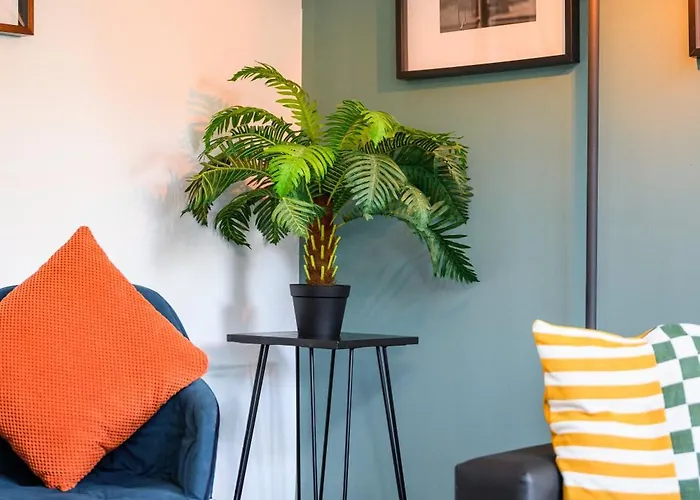 Luxury 4 Bed Home, Garden, Parking, 3 Baths