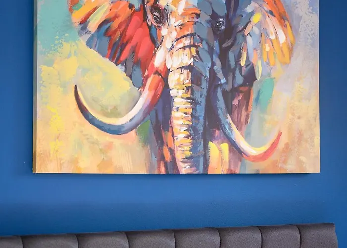 Luxury 4 Bed Home, Garden, Parking, 3 Baths *