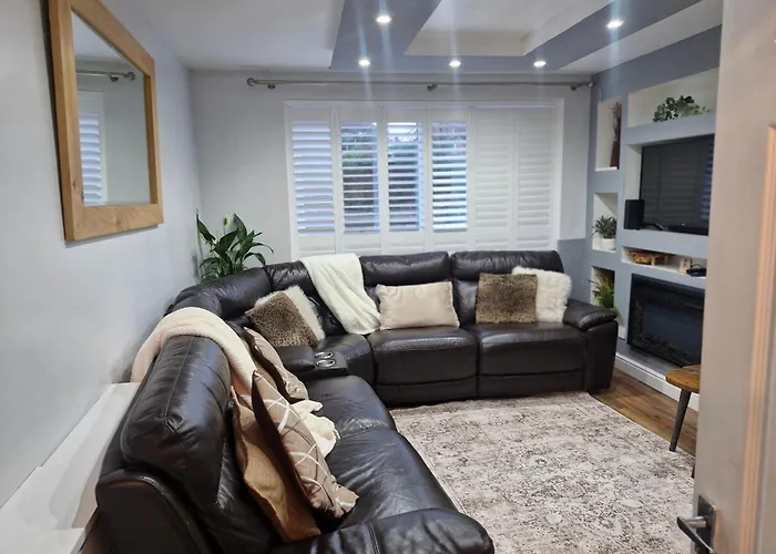 Sleeps 5 - Free Parking Wifi Near Airport &