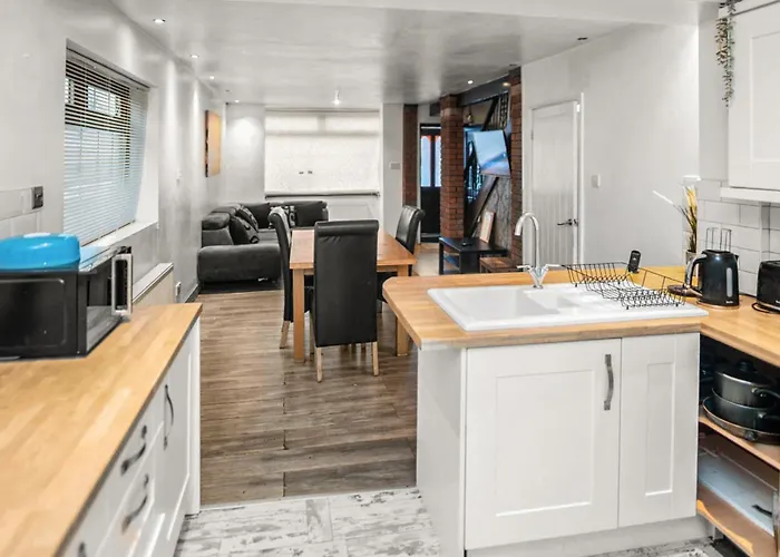 Family-friendly With Free Parking And Workspace Villa Manchester