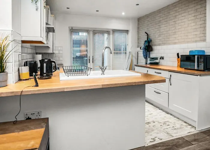 Family-friendly With Free Parking And Workspace Manchester