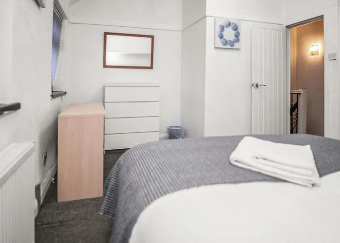 Family-friendly With Free Parking And Workspace Villa Manchester