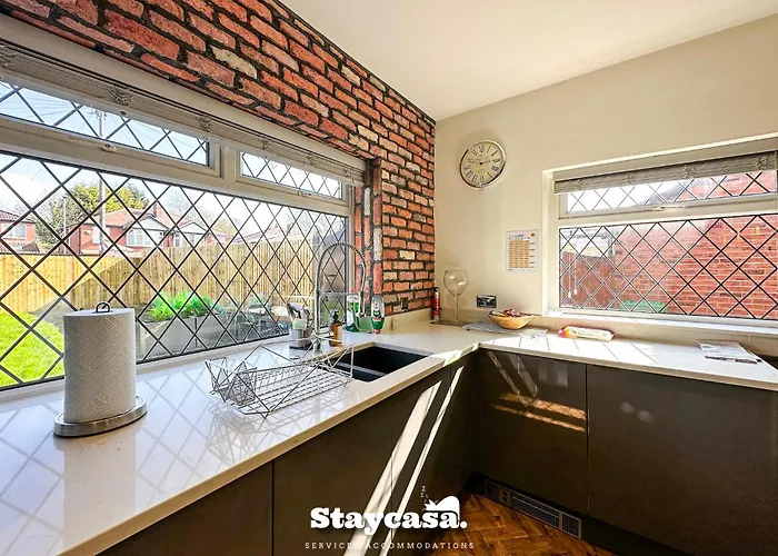 5br Jacuzzi, Garden & Parking Manchester