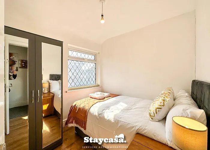 5br Jacuzzi, Garden & Parking Manchester