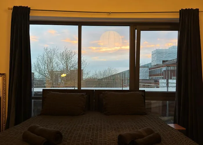 Luxury Penthouse Skyline Views *