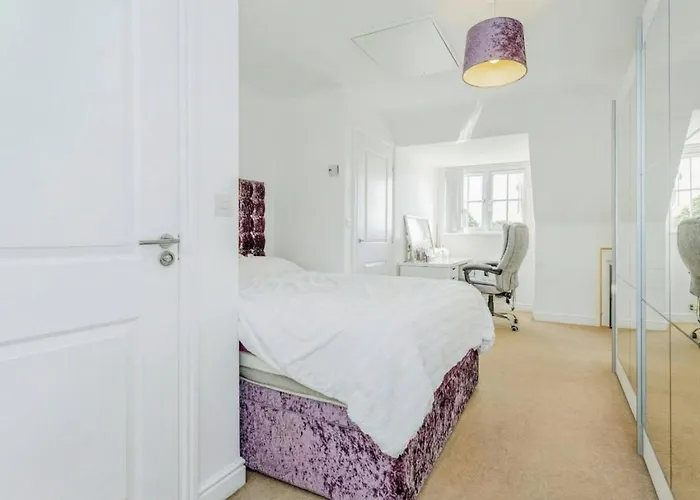 Family-friendly 4-bedroom House In Moston With Parking And Garden