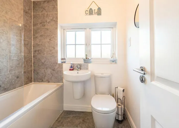 Family-friendly 4-bedroom House In Moston With Parking And Garden Dom wakacyjny Manchester