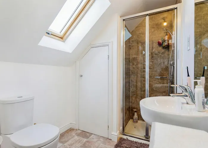 Family-friendly 4-bedroom House In Moston With Parking And Garden Сasa de vacaciones *