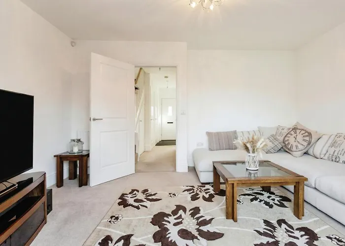 Family-Friendly 4-Bedroom House In Moston With Parking And Garden