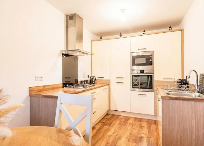 Family-Friendly 4-Bedroom House In Moston With Parking And Garden